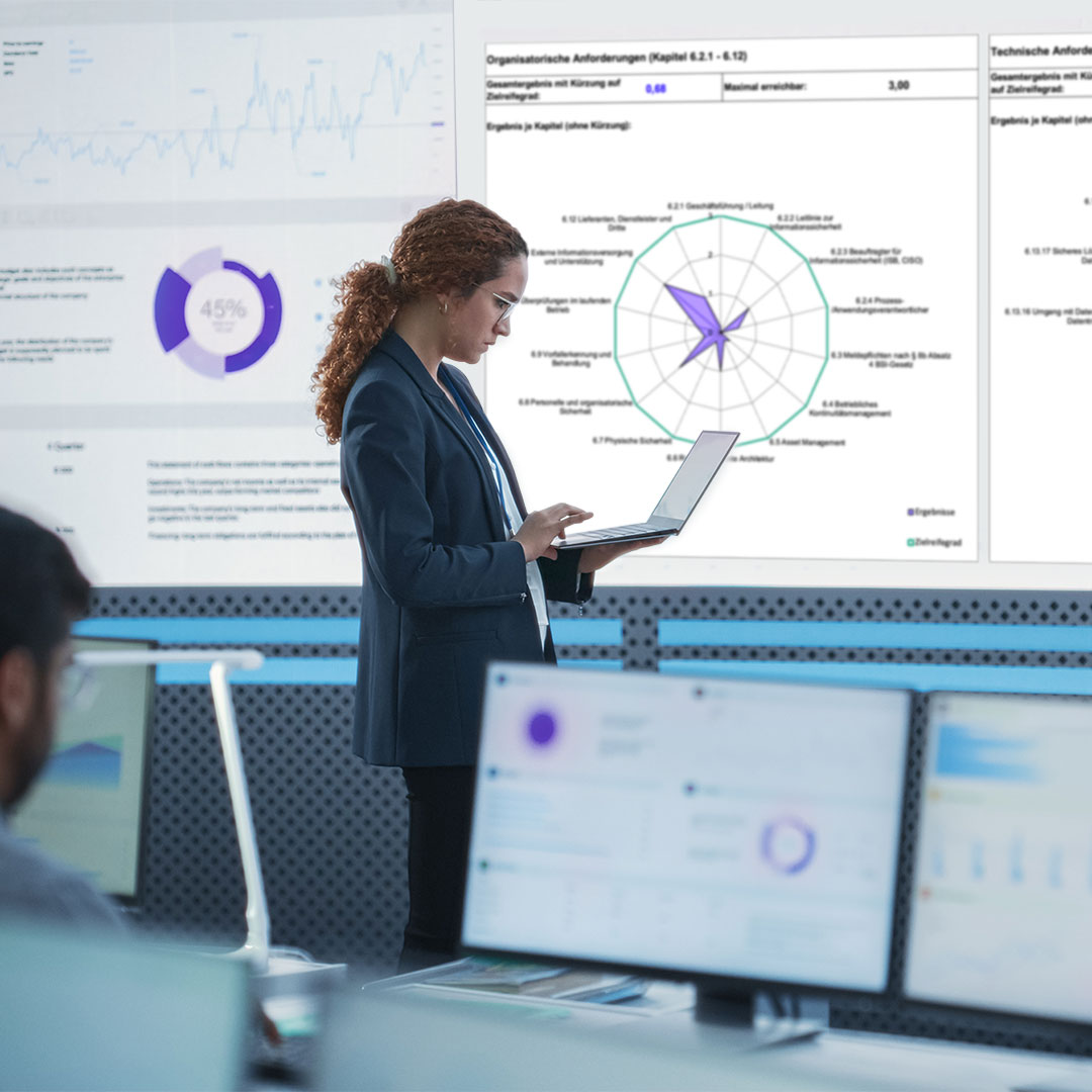 Mitarbeiter prüft das Informationssicherheitsmanagementsystem ISMS Teaser Mitarbeiterin prüft die Inhalte des Informationssicherheitsmanagementsystem (ISMS)