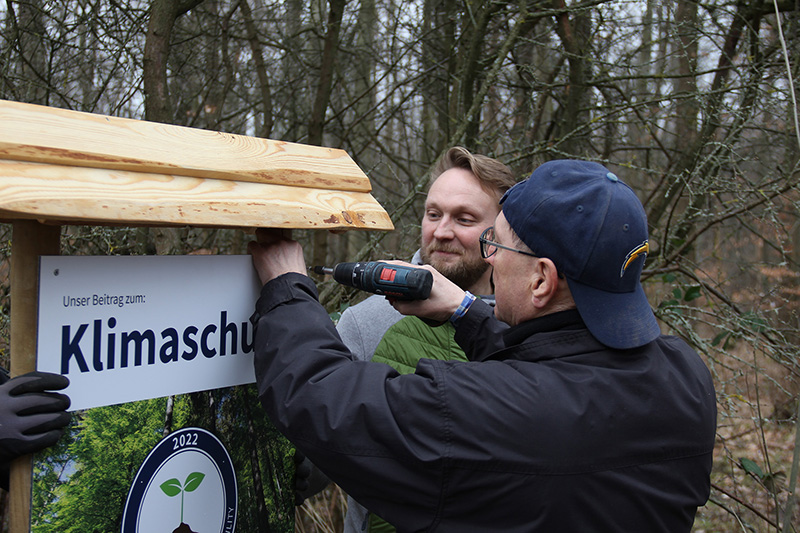 DOS Mitarbeiteraktion Klimaschutz – das Team hilft beim Aufforsten