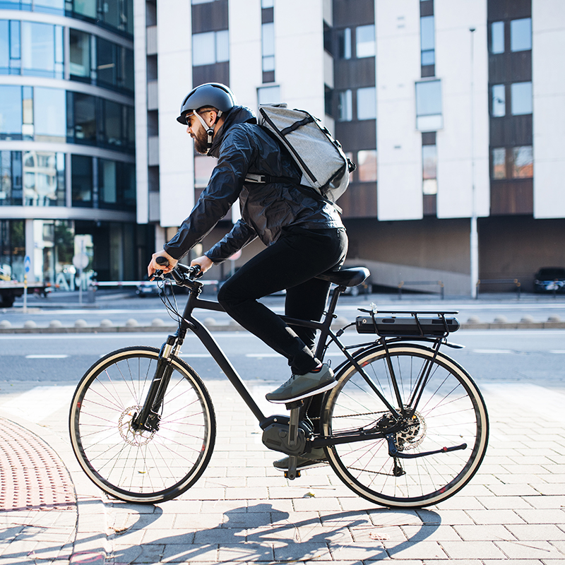 Mitarbeiter Benefit Bikeleasing – ein Mitarbeiter nutzt das Angebot und fährt mit seinem Ebike zur Arbeit
