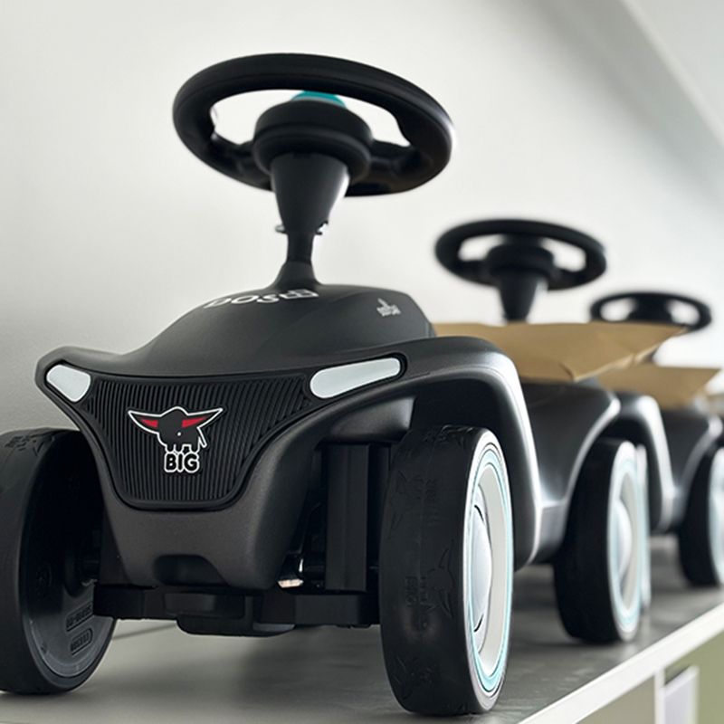 Ein Bobbycar erhält jeder DOS-Mitarbeiter der Nachwuchs bekommt