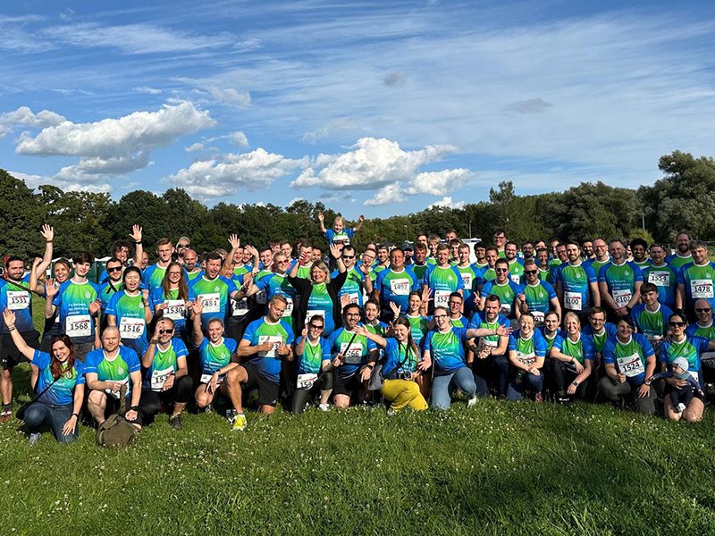 Firmenlauf i3systems 2024 viele Teilnehmer und Unterstützer der Läufer haben sich für ein Foto in ihren Laufshirts zusammengefunden