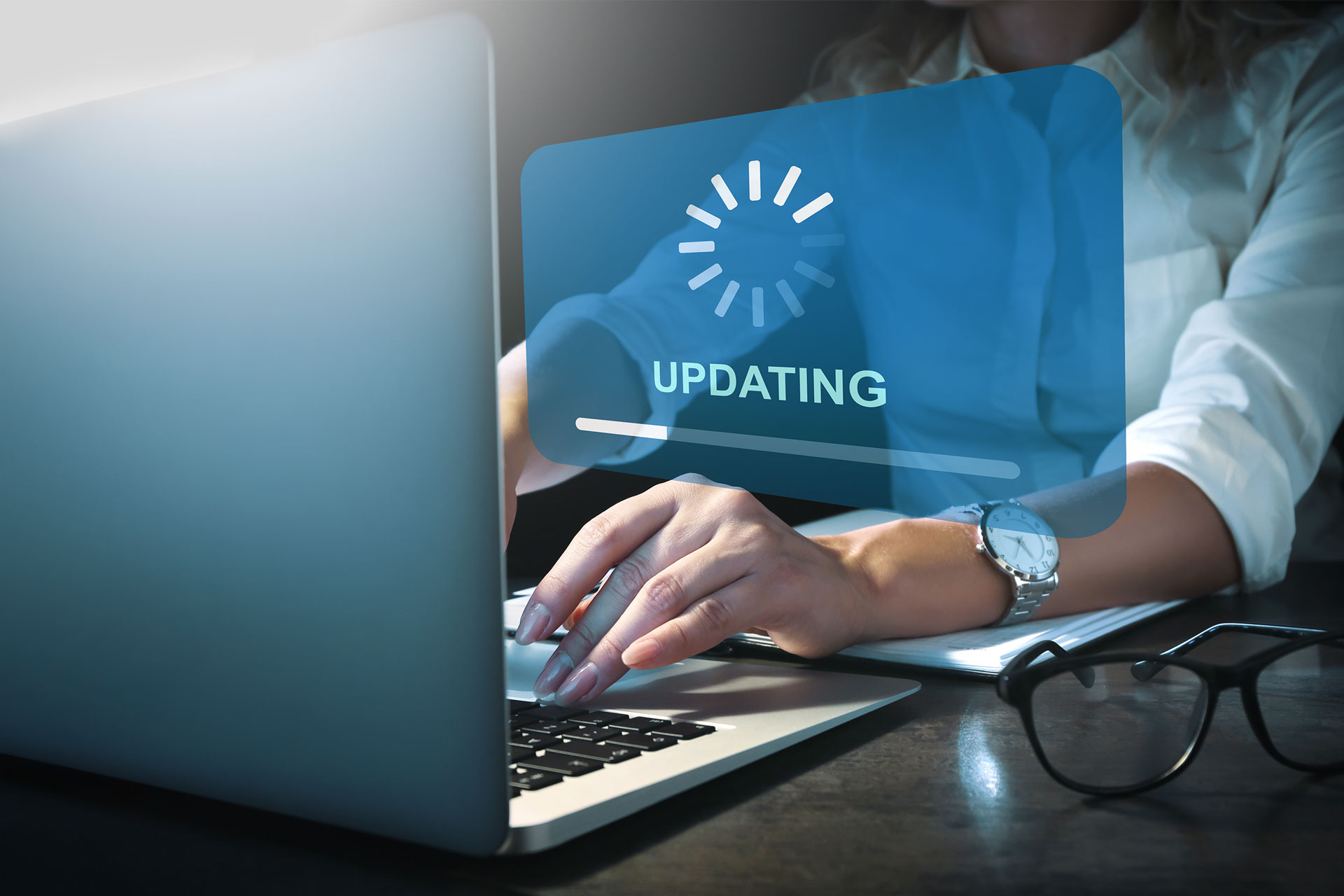 Eine Frau führt ein Software-Update an ihrem Laptop durch