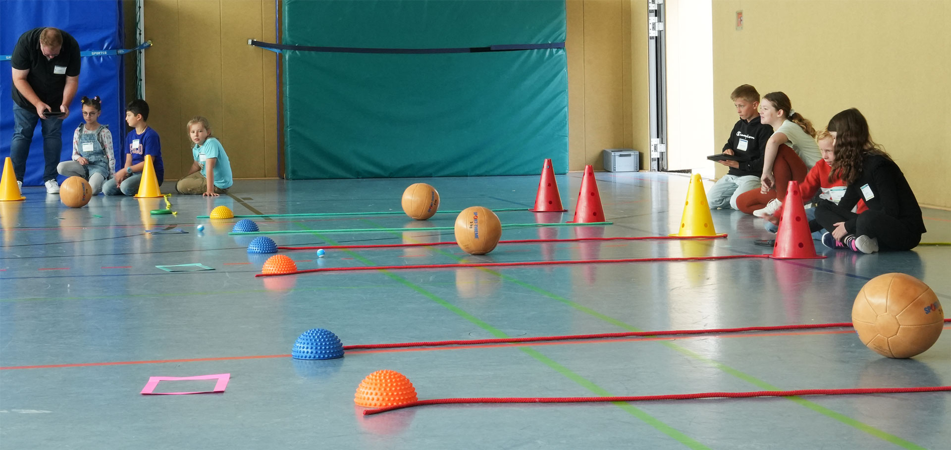 Die Codekids der Grundschule programmieren Robobälle und absolvieren einen Hindernisparcours