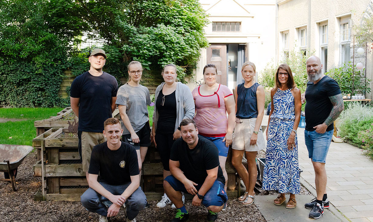 Gruppenfoto Kollegen der DOS beim Arbeitseinsatz Kinderschutzbund zur Innenhof Neugestaltung