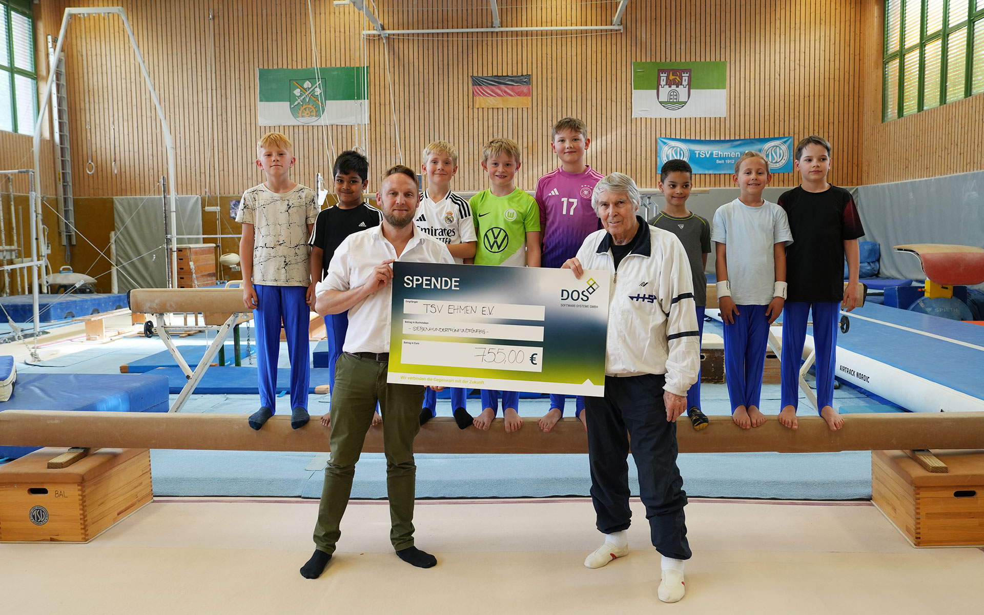Gruppenfoto - DOS übergibt Spendencheck an TSV Ehmen