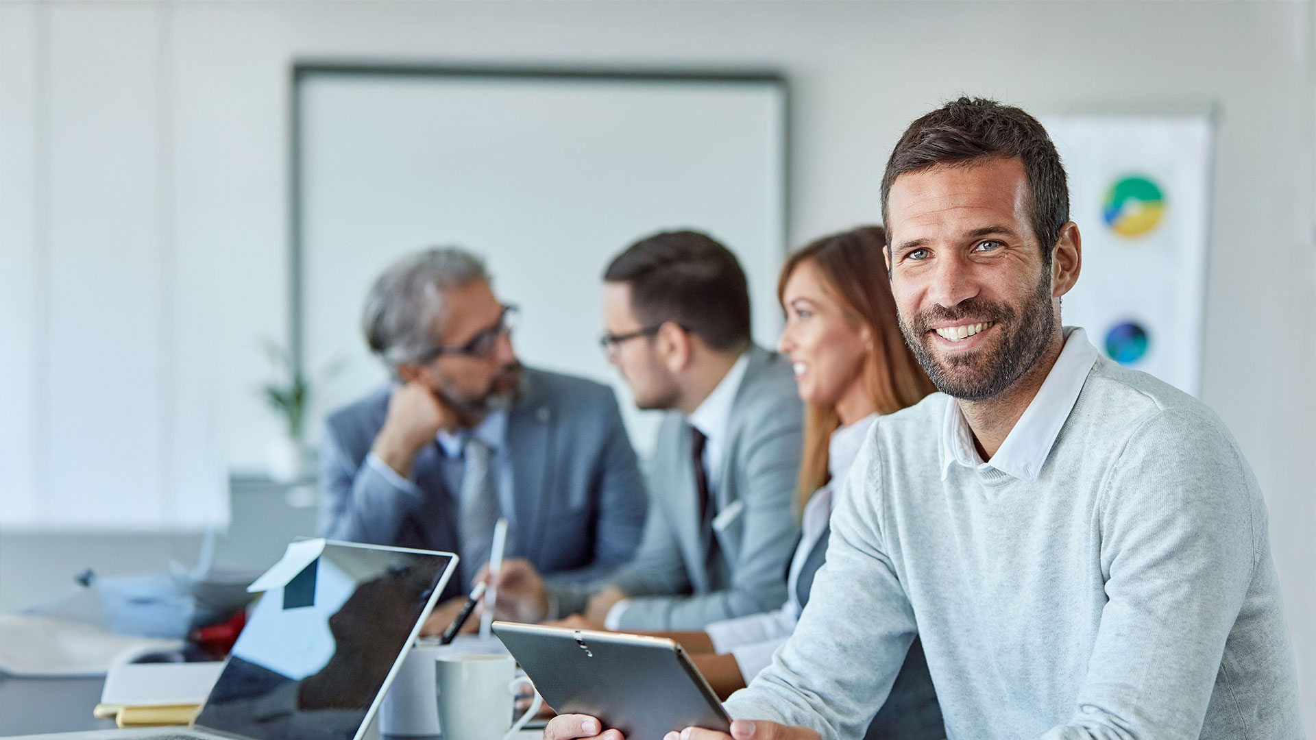 Projektteam sitzt gemeinsam an der Bearbeitung einer Strategie für Qualitätsmanagement mit Künstlicher Intelligenz - Thumbnail