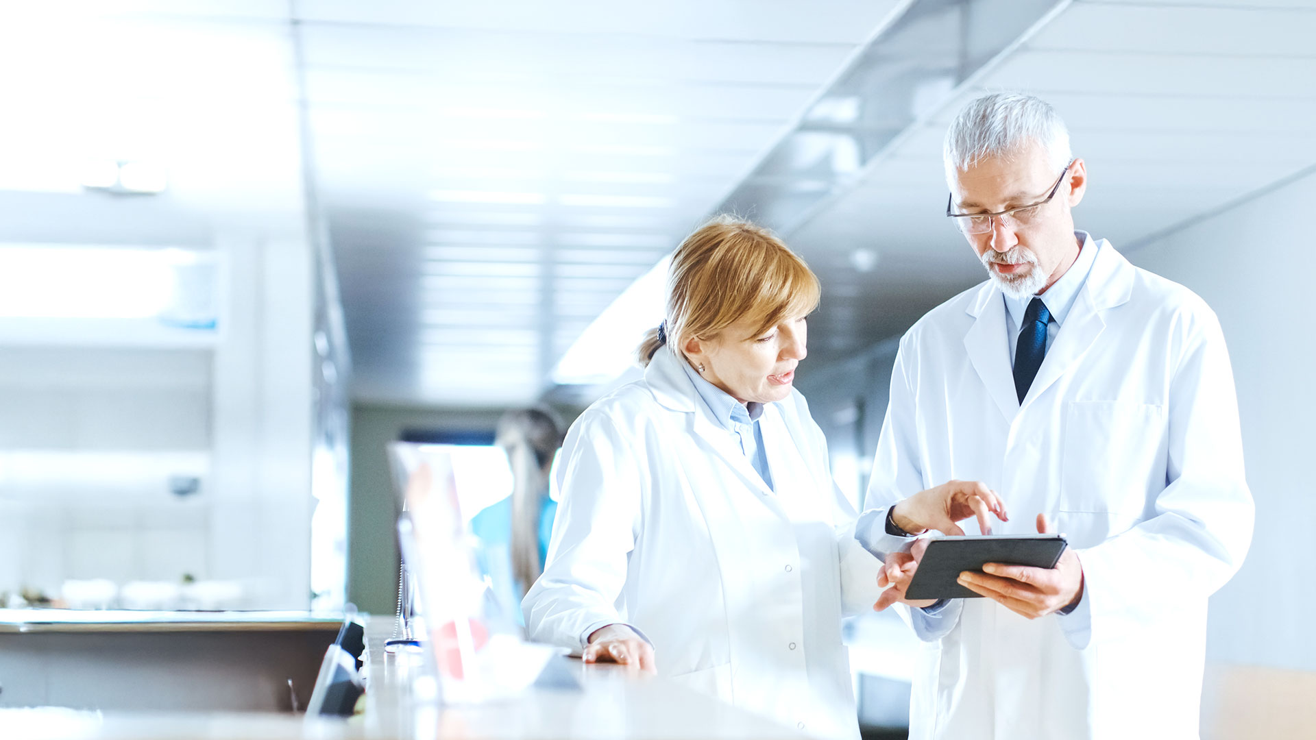 Blogbeitrag Krankenhausinformationssystem: Gesundheitspersonal in der Abstimmung zu einer Diagnose am Tablet - Vorschau